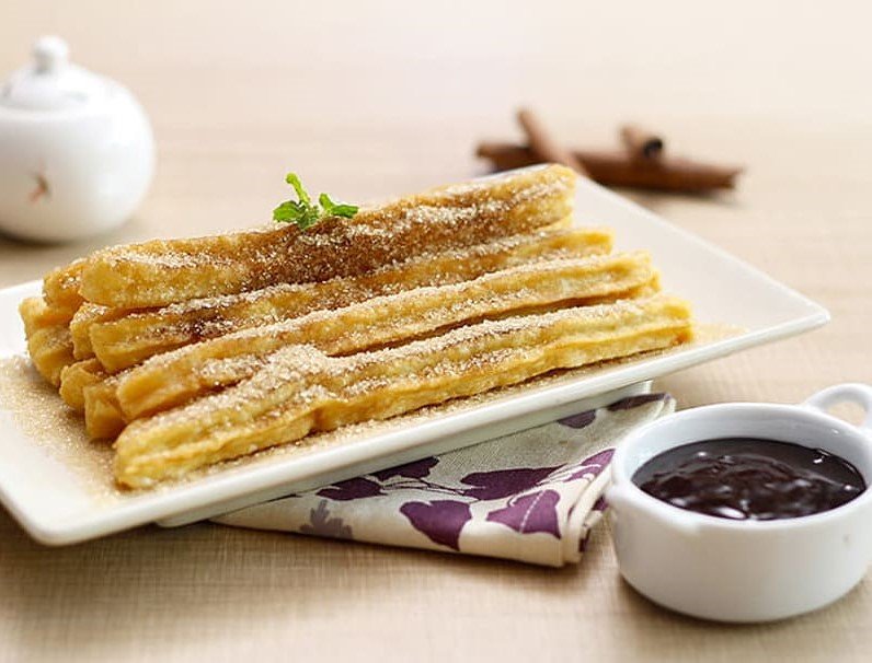 Churros de chocolate con salsa de caramelo