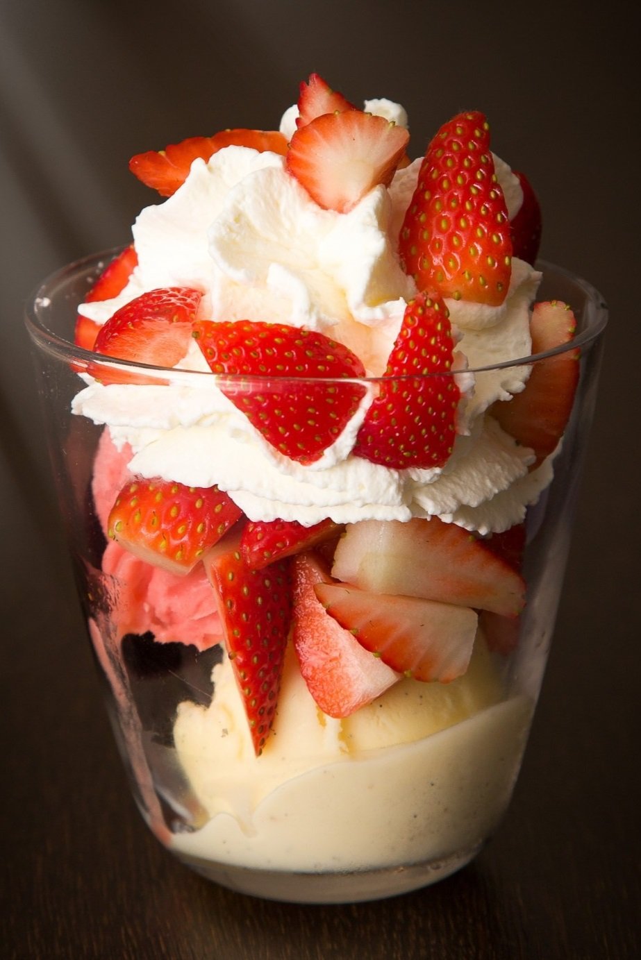 Postre de Fresas con Crema Batida